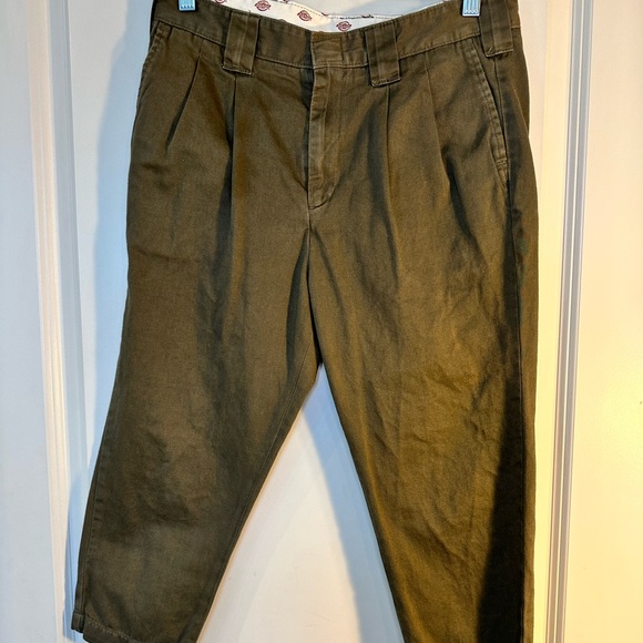 Dickies Olive Green Pleated Tapered Cropped Capri Pants, size 26 - Picture 5 of 7